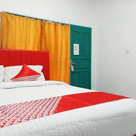 Oyo 2611 Hotel Krui Syariah Exteriör bild