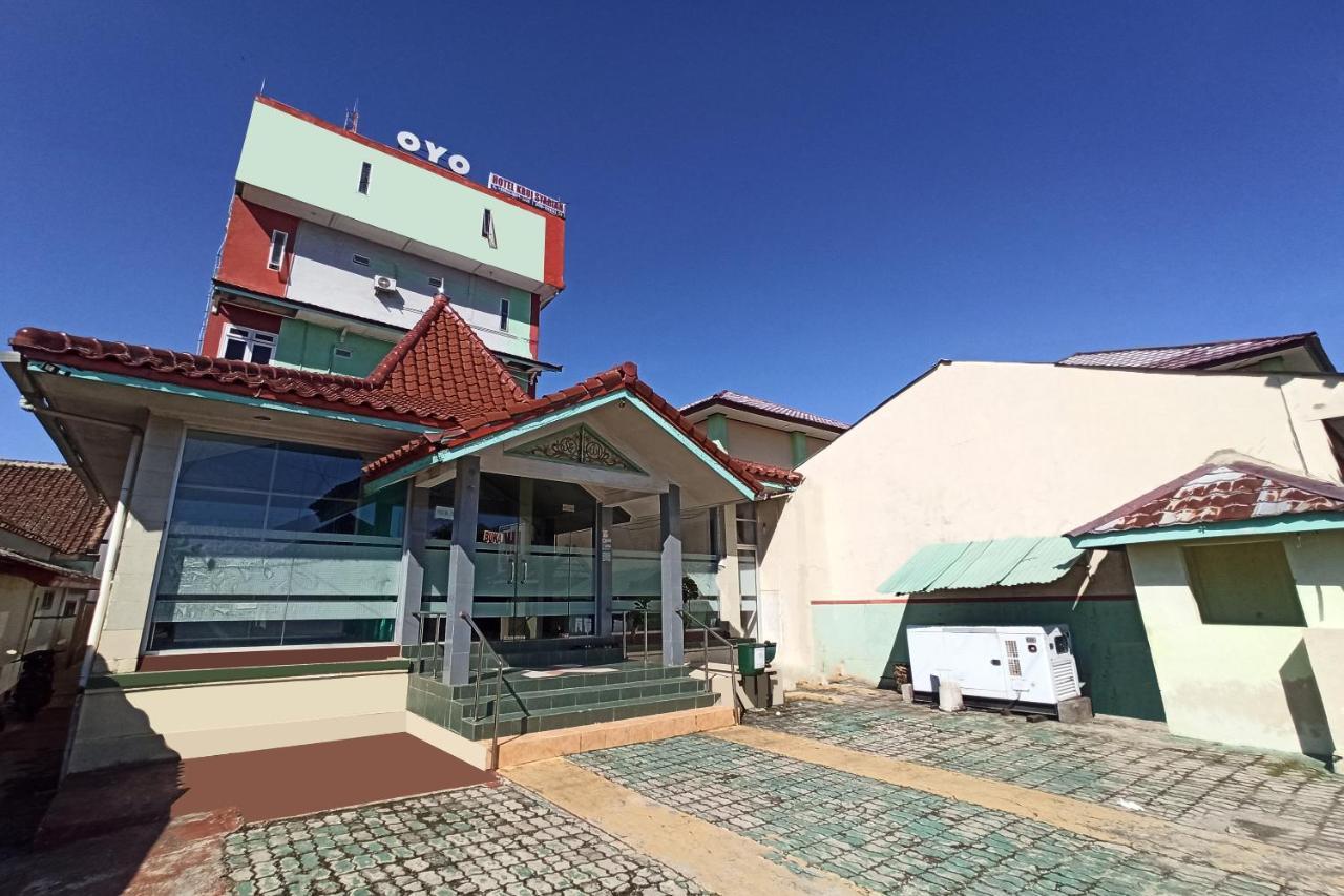 Oyo 2611 Hotel Krui Syariah Exteriör bild
