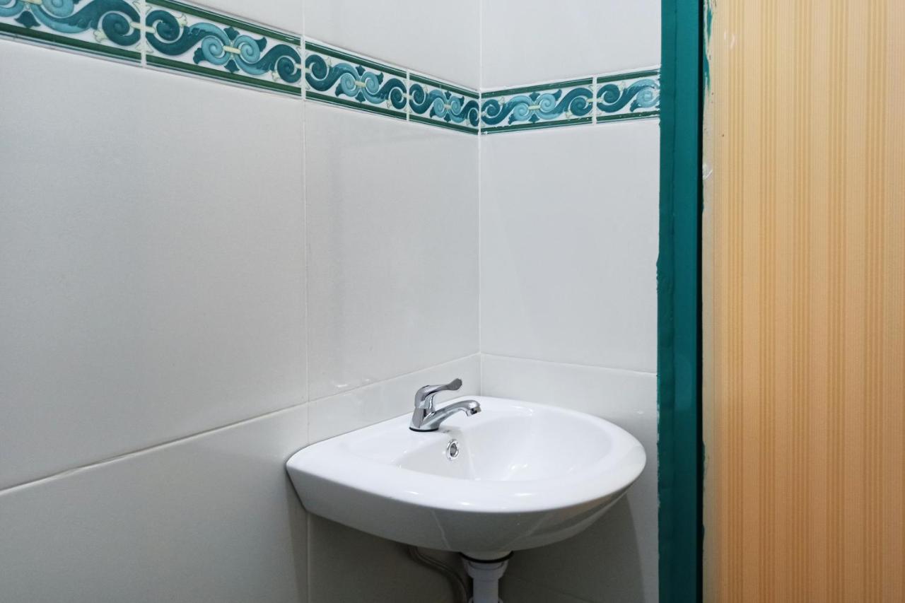 Oyo 2611 Hotel Krui Syariah Exteriör bild