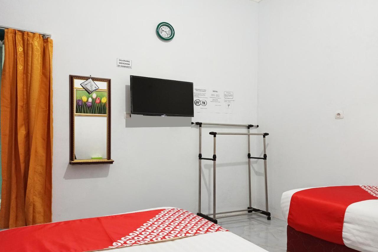 Oyo 2611 Hotel Krui Syariah Exteriör bild